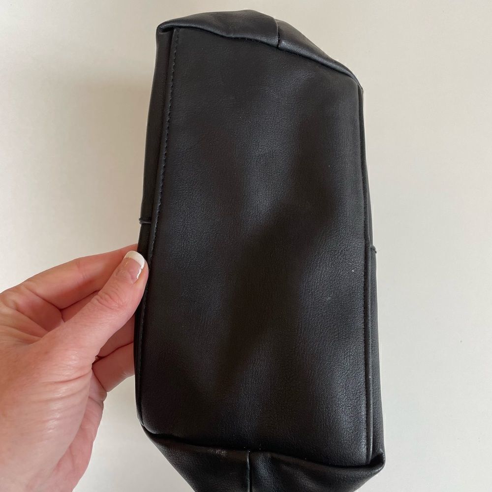 Euc Universal Thread Womensblack Shoulderbag - image 3